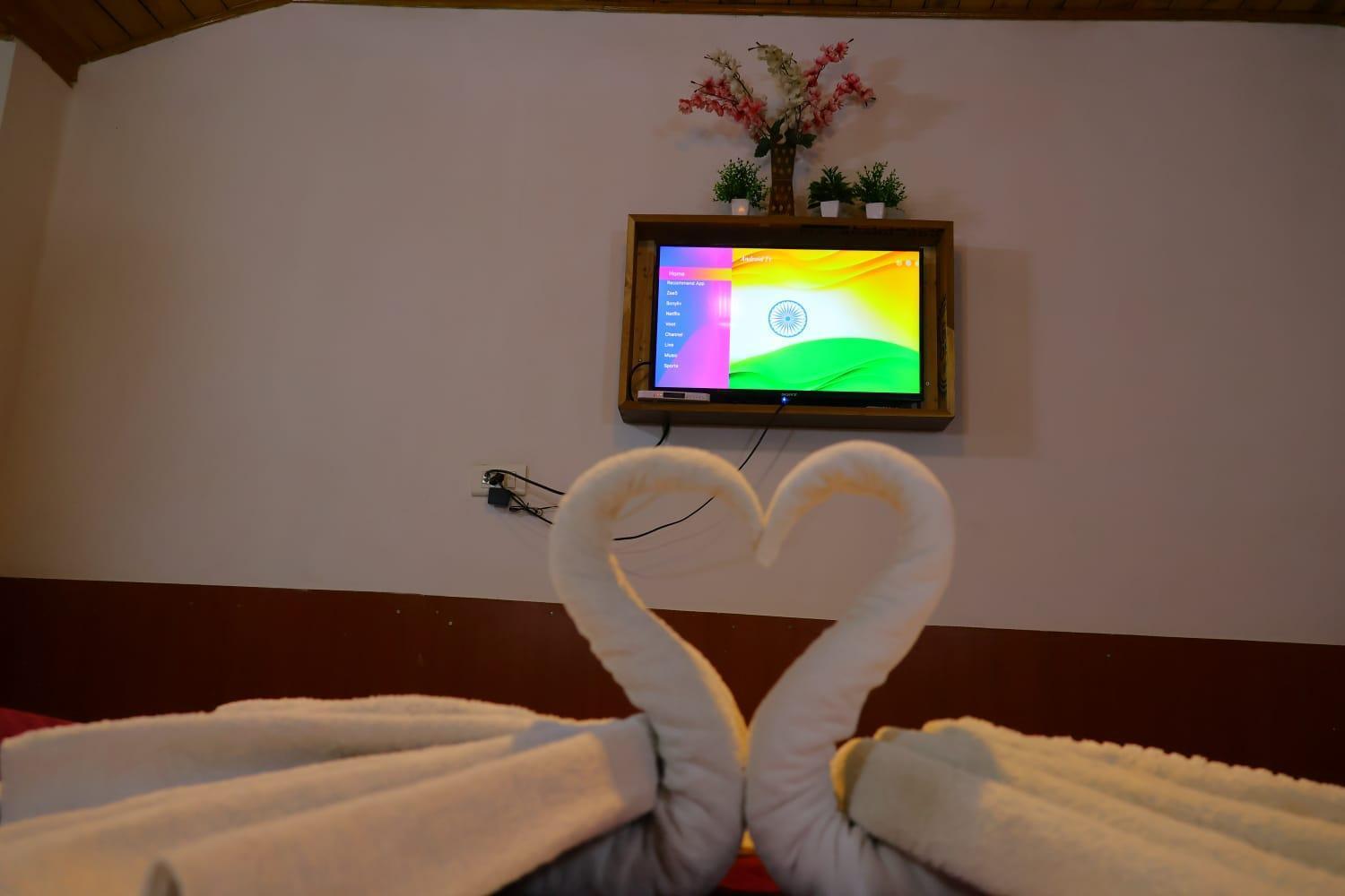 !!! Hotel Hilltop At Mall Road Manali !!! With Open Terrace !! Family Hotel !! — Photos 2
