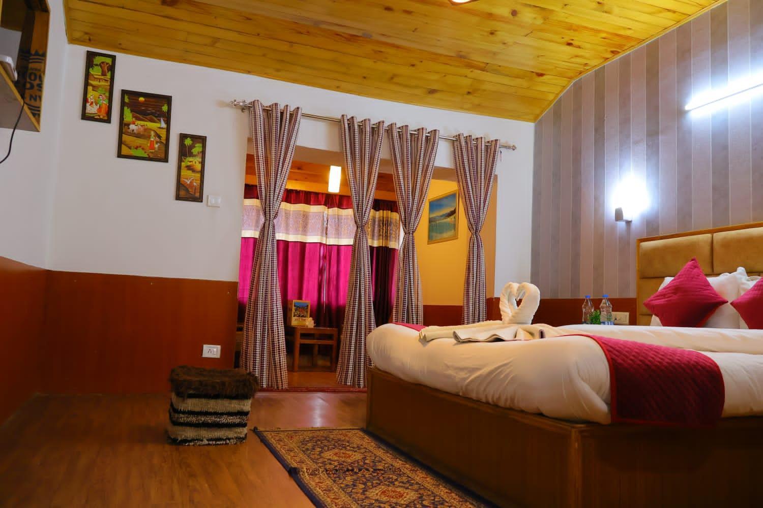 !!! Hotel Hilltop At Mall Road Manali !!! With Open Terrace !! Family Hotel !!, Manali